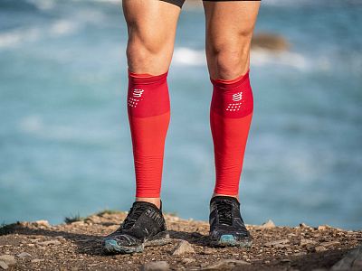 SU00002B_300-Compressport-R2V2-red-runner-front