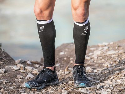 SU00002B-990-Compressport-R2V2-black-front