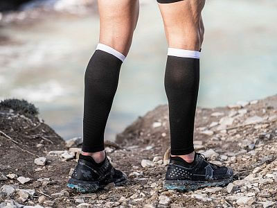 SU00002B-990-Compressport-R2V2-black-runner-back