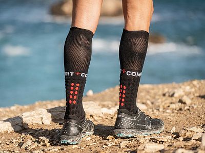 SU00004B_990-Compressport-Full-Socks-Run-black-back