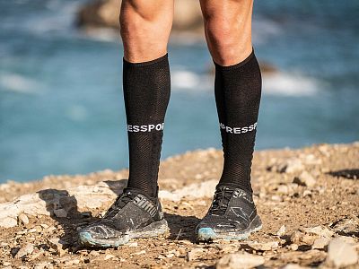 SU00004B_990-Compressport-Full-Socks-Run-black-front