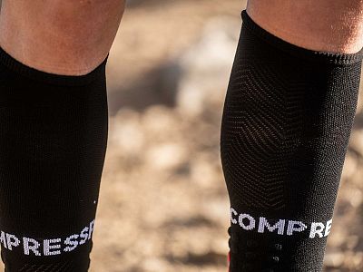 SU00004B_990-Compressport-Full-Socks-Run-black-lemy