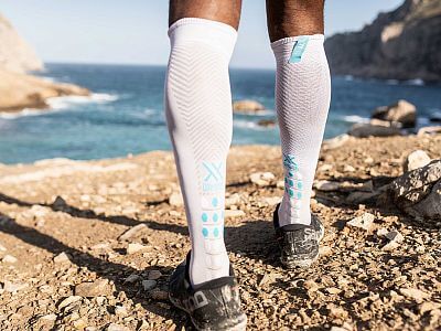 SU00005B_001-Compressport-Full-Socks-Race-Oxygen-white-podkolenky