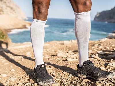 SU00005B_001-Compressport-Full-Socks-Race-Oxygen-white-side-komprese