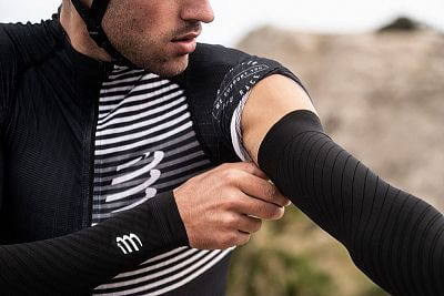 SU00009B-990-Compressport-Under-Control-Armsleeves-black-elasticke