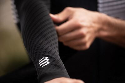 SU00009B-990-Compressport-Under-Control-Armsleeves-black-logo