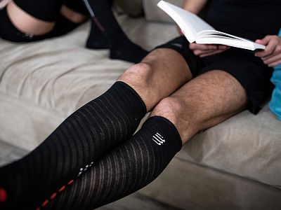 SU00024B_990-Compressport-Full-Socks-Recovery-black-relax