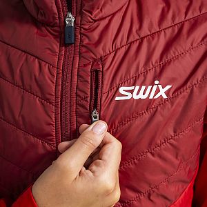 Swix Dynamic Hybrid Insulated Jacket W rhubarb red/Swix red logo a náprsní kapsa