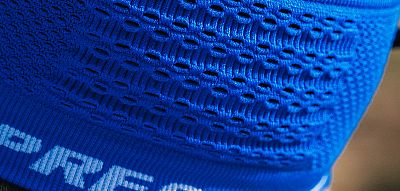 XBNU3905052TU-Compressport-Headband-On-Off-dazz-blue-detail