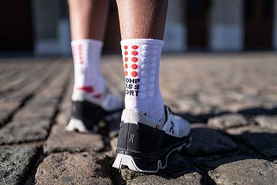 XU00007B-001-Compressport-Pro-Marathon-Socks-white-runner-back