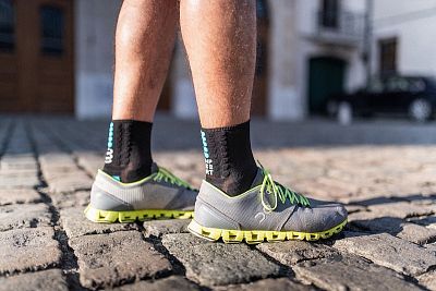 XU00007B-990-Compressport-Pro-Marathon-Socks-black-runner-side