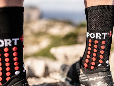 XU00008B-990-Compressport-Ultra-Trail-Socks-black-3D_dots