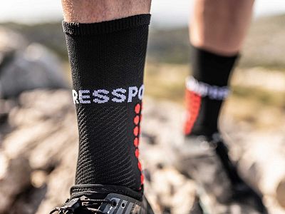 XU00008B-990-Compressport-Ultra-Trail-Socks-black-detail