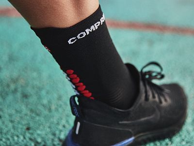 XU00046B-906-Compressport-Pro-Racing-Socks-V4-kompresni-ponozky