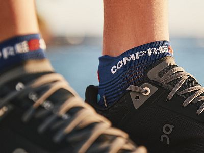 XU00047B-533-Compressport-Pro-Racing-Socks-V4-logo