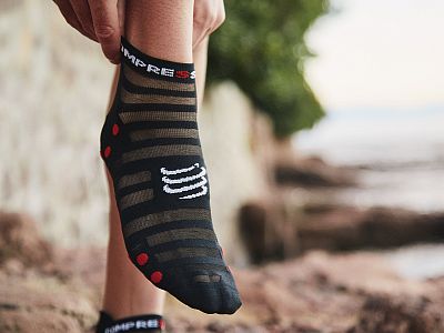 XU00051B_906-Compressport-Pro-Racing-Socks-V4-letni-ponozky